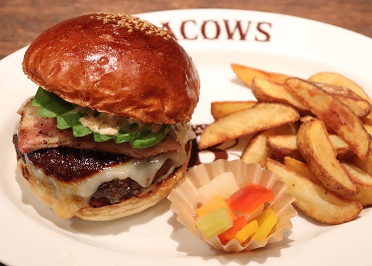 The “Bacon Cheese Avocado Burger” for 2,100 yen.