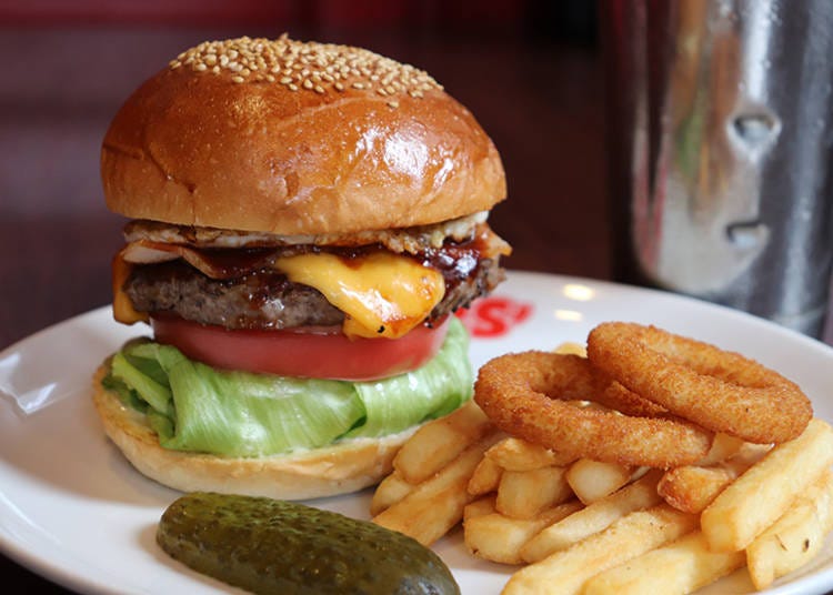 The “Bacon Egg Cheese Burger” for 1,550 yen.