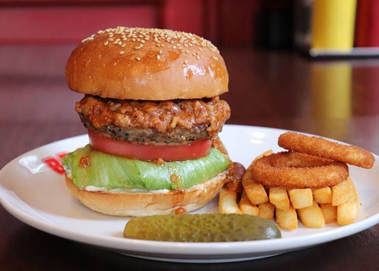 The “Chili Beans Burger” for 1,300 yen.