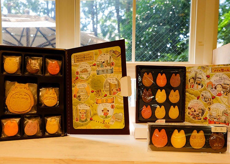 Left: 24-piece box of cookies (8 kinds per box), 3,800 yen; Upper right: 9-piece, 1,350 yen; Lower right: 4-piece, 500 yen (all prices include tax)