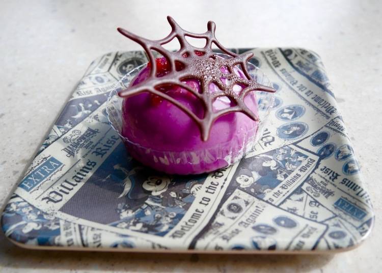 紫芋慕斯蛋糕附米奇新聞紀念盤（紫イモのムースケーキ、スーベニアプレート付き） 售價：780日圓 販賣地點：波多菲諾咖啡坊、凱茲堡餐飲廣場等園區內多處餐廳