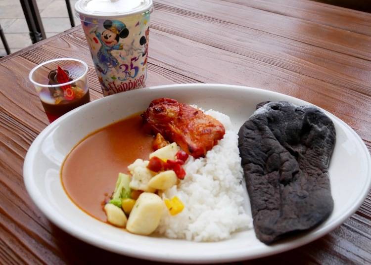 花生醬奶油雞肉咖哩（中辣）套餐（含白飯、黑色印度拉餅、黑加侖巧克力慕斯、飲料）（バターチキンカリーライスとブラックナン付き ） 售價：1580日圓 販賣地點：凱茲堡餐飲廣場