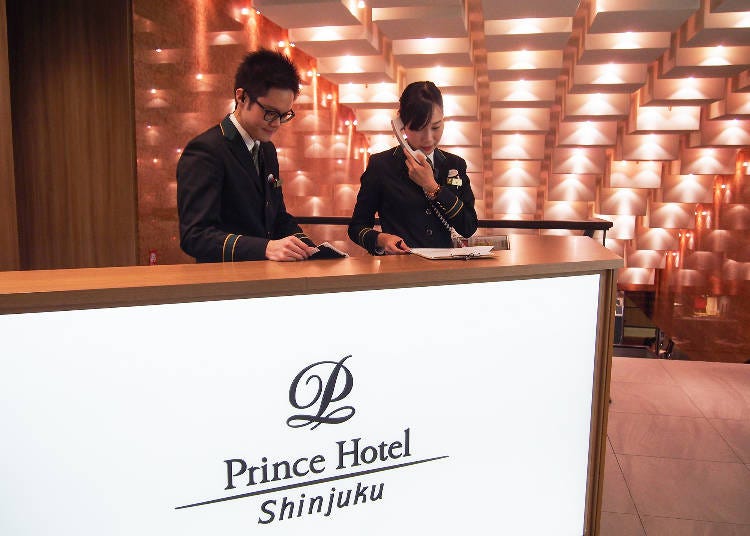 新宿王子大飯店1樓的禮賓台，營業時間為24小時