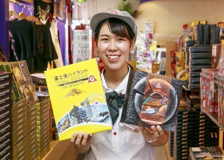 The shops offer plenty of original merchandise. On the left are the Fuji-Q Highland Butter & Chocolate Cookies, on the right are the Do-Dodonpa Rich Pudding Sweets (either for 1,080 yen).