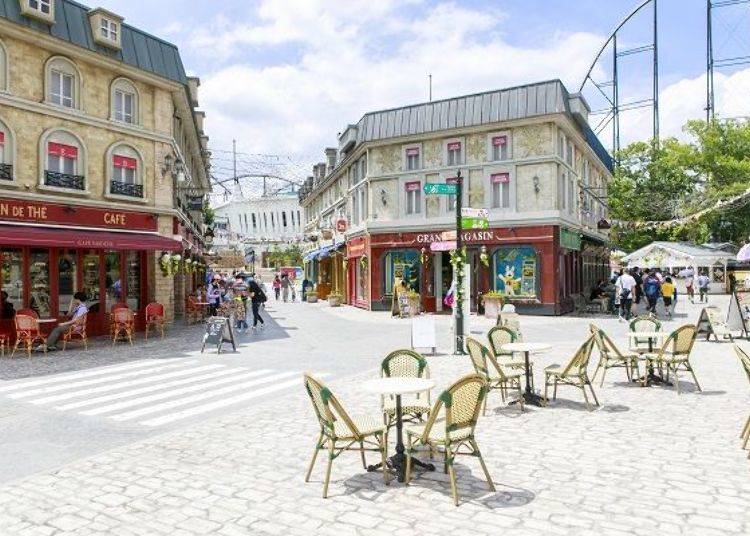 The townscape is undeniably French, featuring a tiny Eiffel Tower, a fountain, a merry-go-round, and so on. It’s a fairytale atmosphere for sure.