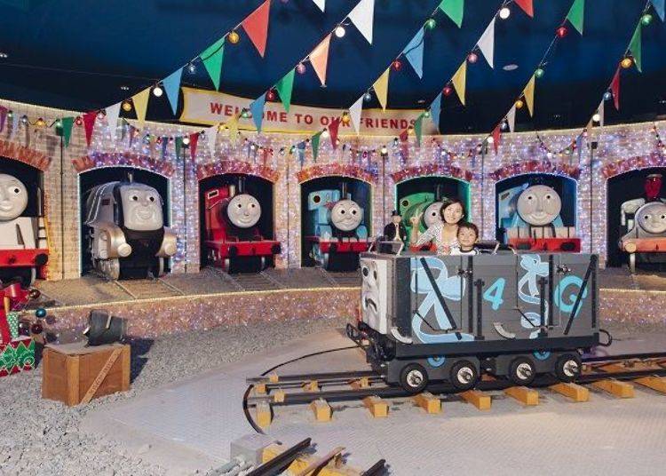 Thomas and his friends all come together at the “Thomas’ Party Parade” (500 yen).