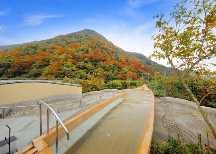 The Sky Garden Open-air Hot Spring used to be an actual boat of the Kinugawa River Boat cruises. (Photo courtesy of Asaya Hotel)