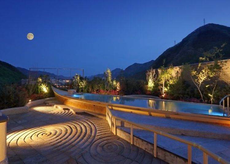 The rooftop garden is nestled right in the middle of Kinugawa Onsen’s beautiful nature, even offering a stunning starry sky at night. (Photo courtesy of Asaya Hotel)