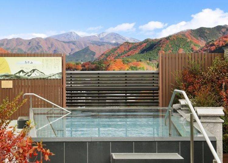 From the bath, you can overlook the entire valley and its mountains, dyed in vivid colors during autumn. (Photo courtesy of Asaya Hotel)