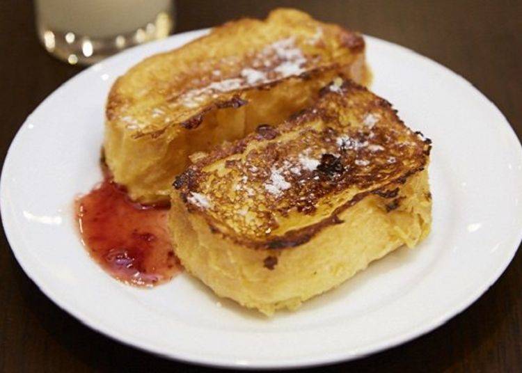 The outside is nice and crispy, the inside is wonderfully fluffy, and the taste is heavenly mellow – that’s Asaya Hotel’s famous French Toast.