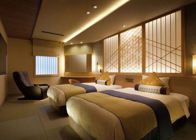 Kanuma Kumiko decorations adorn the bedroom as well. It’s a calm atmosphere that matches the hot spring hotel perfectly. (Photo courtesy of Asaya Hotel)