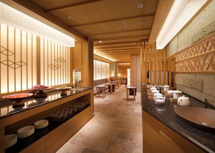 The brand-new “Premium Lounge” treats guests staying at the Shuhoukan and Hachibankan to complimentary coffee and tea specialties (6:00 a.m. – 9:00 a.m.; 2:00 p.m. – 9:00 p.m.; photo courtesy of Asaya Hotel)