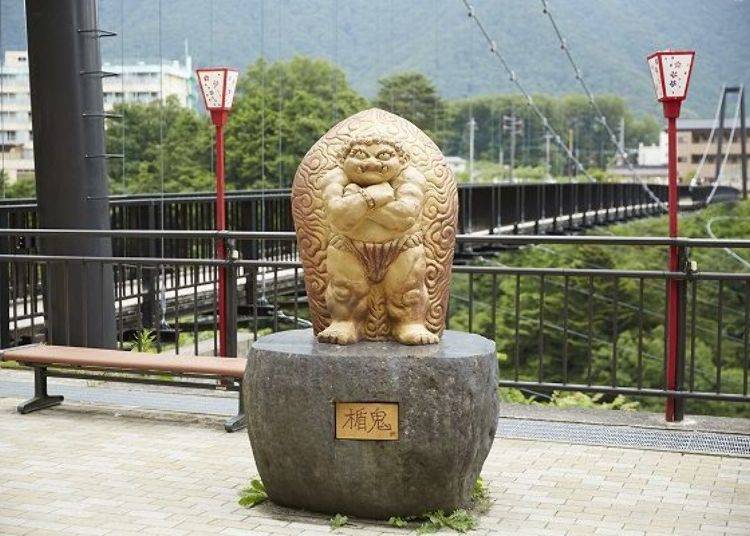 Right behind the bridge waits the statue of Kinuta, the local mascot and creation of Okuzo Fujiwara, an earthenware artist and resident of Mashiko City in Tochigi Prefecture.