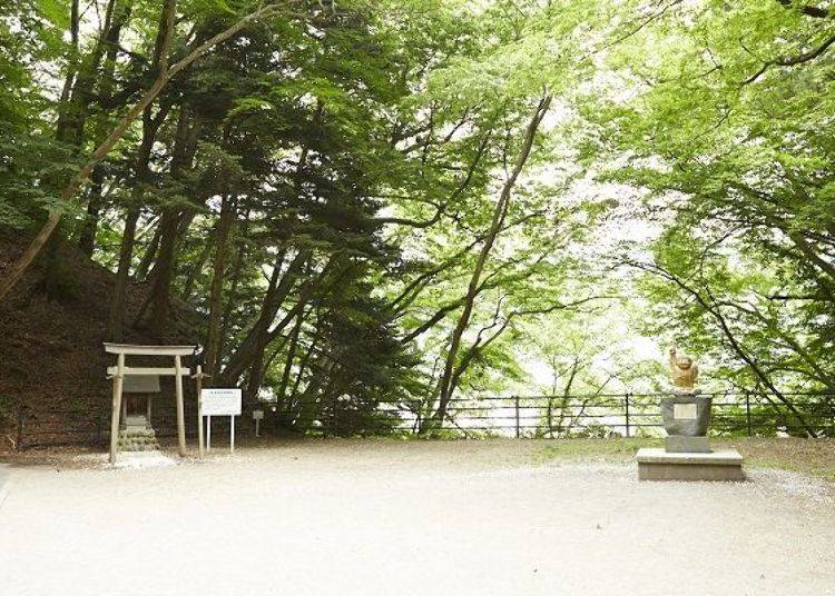 Just outside the tunnel is the Tateiwakinuhime Shrine, said to bestow fortune upon marriage and having children. There’s also a statue of Kinuta, let’s go toward it.