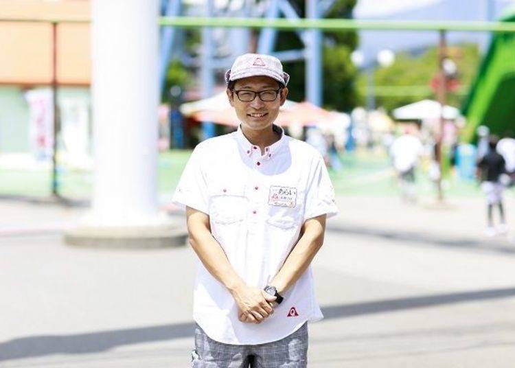 이번에 안내를 담당해준 아라이 씨.  후지큐 하이랜드에서는 스탭들에 의한 친절한 서비스를 지향하고 있다. 위치 안내나 인기 어트랙션 등 궁금한 사항은 바로 바로 주위 스탭들에게 물어보자.