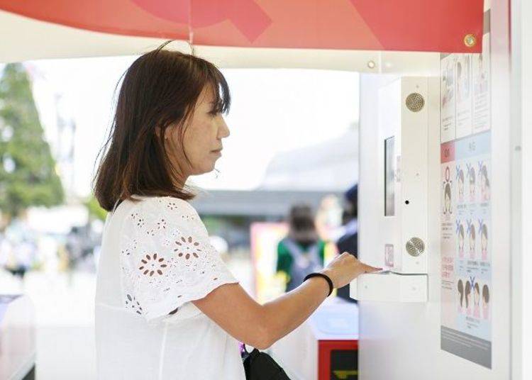 게이트에서 얼굴사진을 촬영하여 등록하면 입장완료. 이후 각각의 어트랙션 이용시에도 얼굴인식으로 OK.