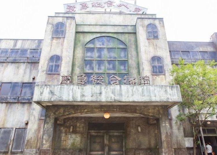 밖에서 본 것만으로도 소름끼치는 건물 외관에 말문이 막힌다.(1조 8000엔, 프리패스를 가지고 있는 경우는 4000엔 / 1조 최대 4명까지)
