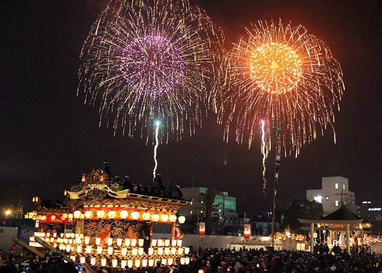 7. Stunning Night Scenes of a Traditional Winter Fireworks Festival