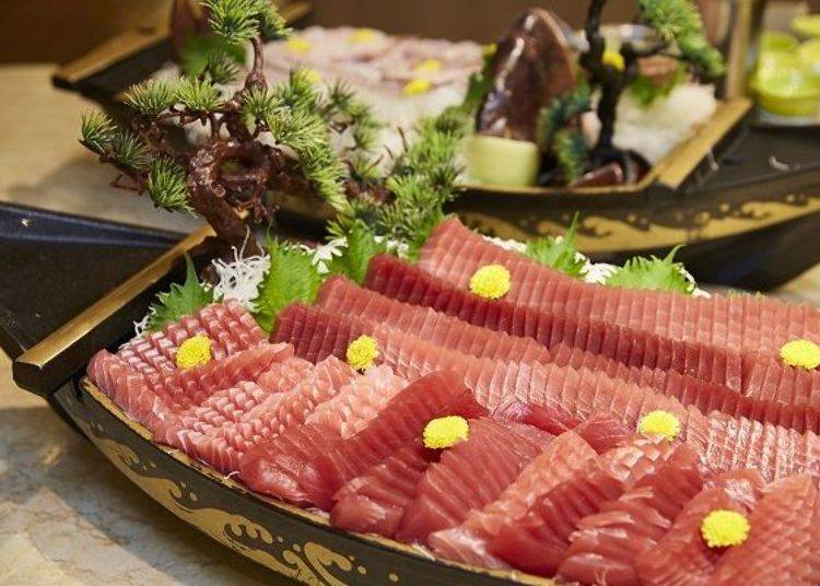 溫泉飯店必備的豐盛生魚片拼盤，「ASAYA HOTEL」當然也有！