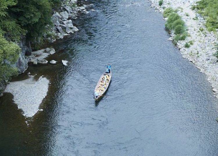 剛好看見乘坐鬼怒川遊船的旅客路過，便互相揮揮手打招呼致意