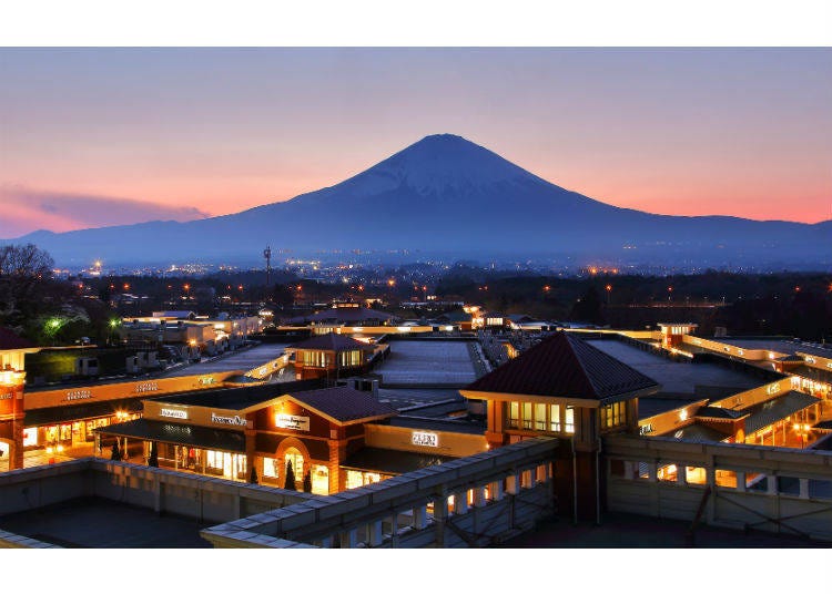 Night view of Hakone city (bundit jonwises / Shutterstock.com)