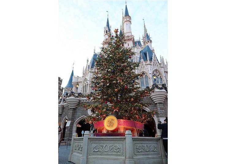 ［東京迪士尼樂園］聳立於灰姑娘城堡後方的35週年紀念聖誕樹