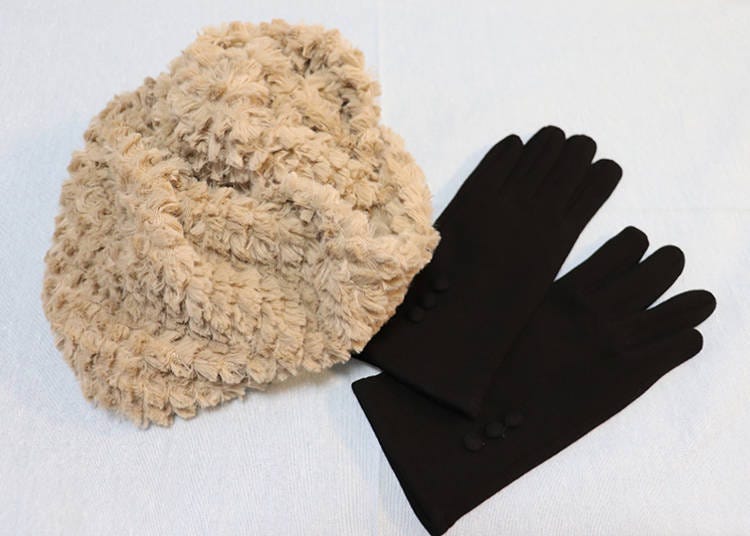 Waffle Infinity Scarf Nude (left) / Smartphone Gloves (right), 300 yen each + tax