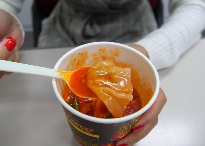 検証 コンビニ辛ウマグルメを食べ比べ 辛党中国人女性が認めた辛ウマno 1はどれだ Live Japan 日本の旅行 観光 体験ガイド