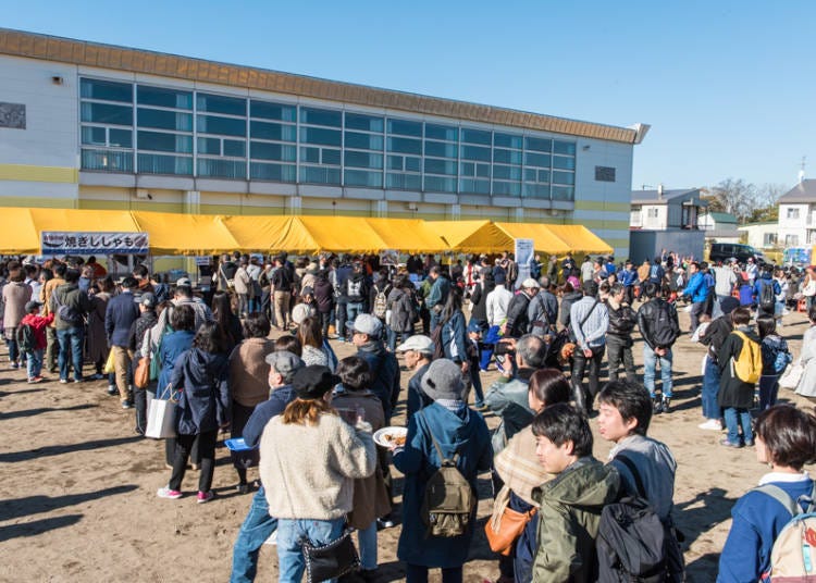 Everyone wants to get a taste of seasonal shishamo! The event is busy from early in the morning, with some food stalls boasting waiting times of about an hour.