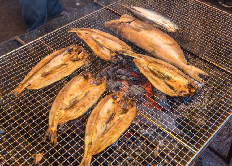 炭火で焼いた日高町の新鮮な魚介の匂いに、思わず食欲をそそられます