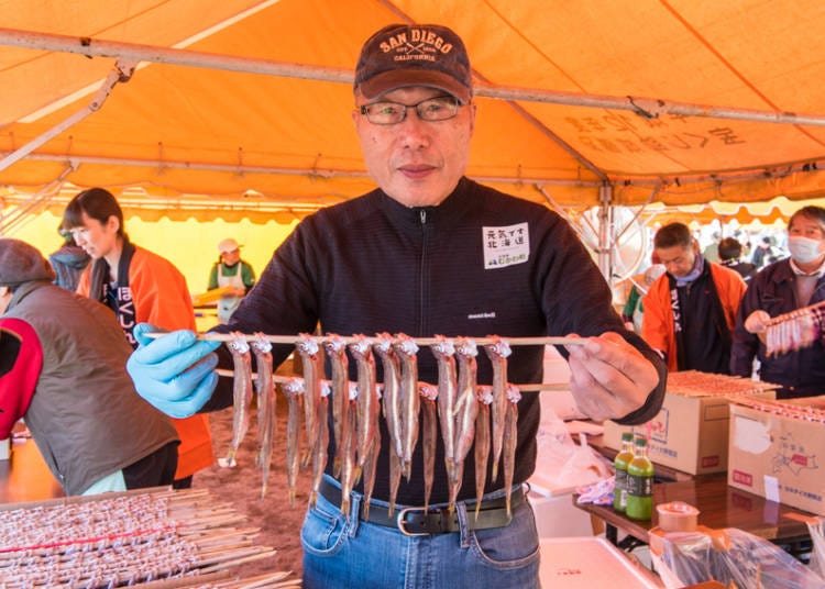 ▲工作人員在百忙之中抽出時間讓我們看看所供應的新鮮柳葉魚