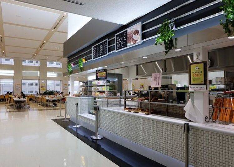 The official cafeteria of the Tokyo Metropolitan Government Building #2 opened in February 2017 after renewal. It offers 776 seats on one floor in a bright and open space.