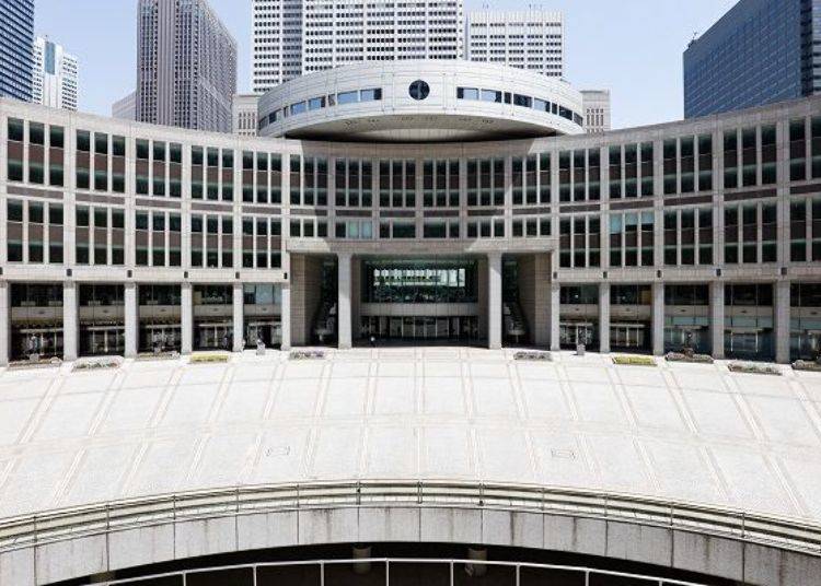 The building with the big, beautiful arch is the Tokyo Metropolitan Assembly Building. It rises to 7 floors above ground. The picture shows the assembly hall, shaped like a disc.