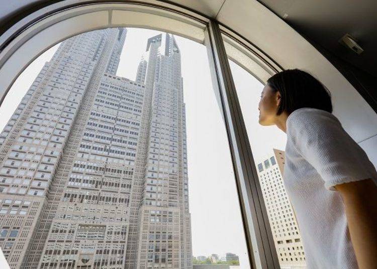 You can see the Tokyo Metropolitan Government Building from the window in the corridor outside the assembly hall.