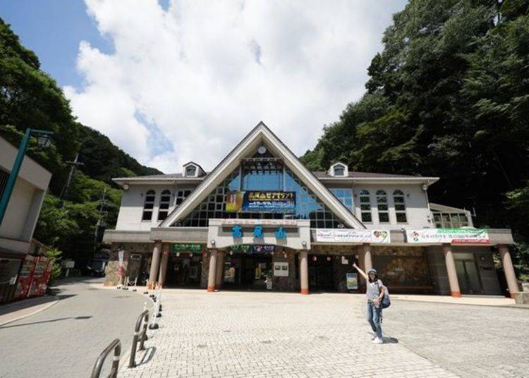 This is Kiyotaki Station, served by Takaotozan Railway. The chairlift station is right next to the cable car station.