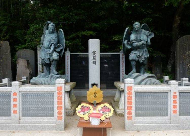 The large tengu statues and an excellent photo spot.