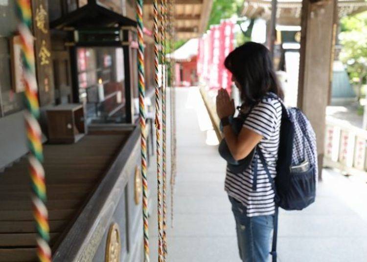 This is the shrine’s main hall. We pray by pulling the five-colored rope and say “Namui zanadai gongen.”