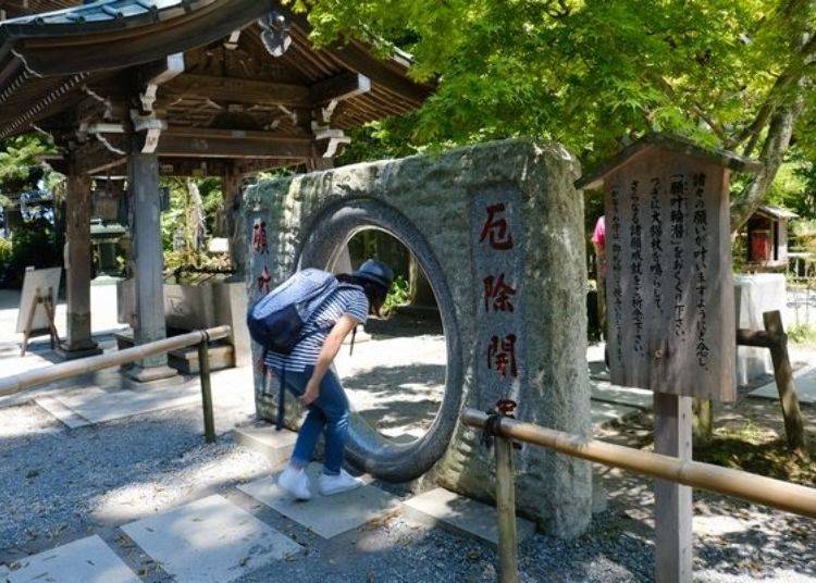 Strongly make a wish as you pass through this stone ring and ring the chimes afterwards.