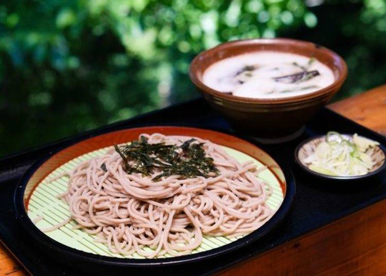 We enjoyed cold soba with mountain herbs and grated yam (1,150 yen, tax included). Warm soba are also available.