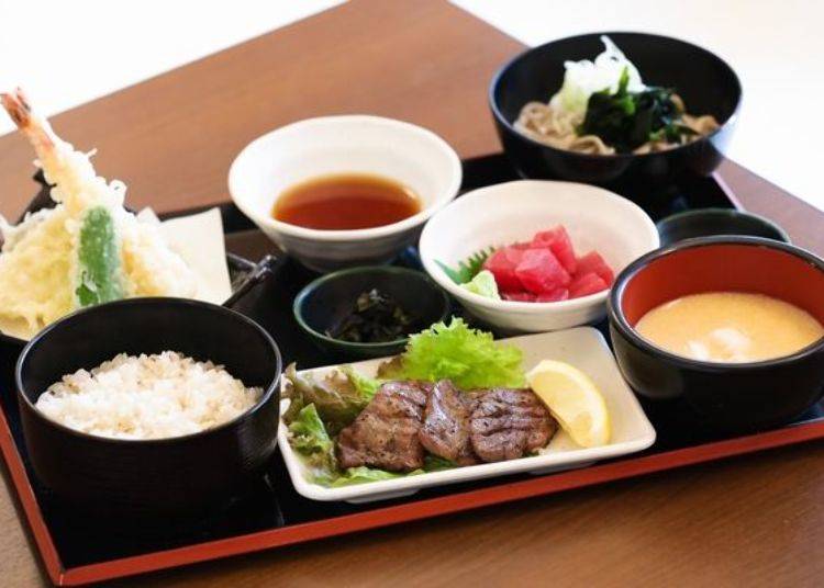 We especially recommend the “Takaosan Gozen” (1,680 yen, tax included), featuring delicacies that are famous for the region such as grated yam. Beef tongue, boiled barley and rice, soba, tempura, and tuna are also on the menu! If your stomach is empty, this is the place to go!