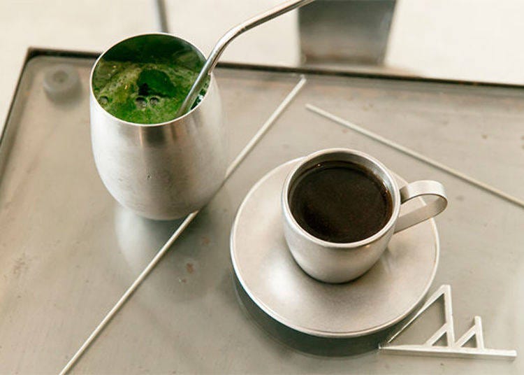 The stainless-steel straw is a surprise as well! This is the “Iron Smoothie Green (Spinach)” (left, 650 yen). The coffee called “Iron (Brazil)” (right, 500 yen) is blended with images of metal.