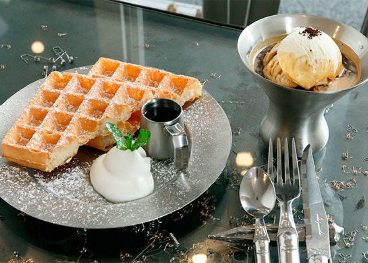 The outside is crispy, the inside is wonderfully fluffy! We had the “Maple Waffle” (left, 600 yen) and the “Affogato” (right, 600 yen), the latter one being made with espresso, the pride of the café! Even the cutlery is made out of stainless steel.