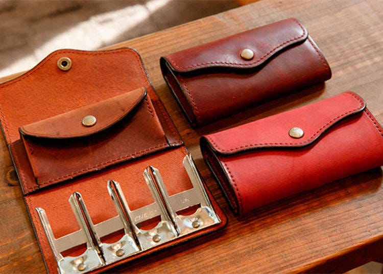 The “Classic Coin Case” (9,500 yen, available in brown, wine, and grey) keeps all your coins organized. The image the case them open and closed. It’s a great, stylish way to bring extra order to your wallet.