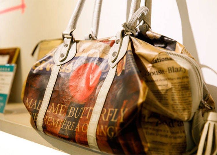 An “aged look” Boston bag. The colors become stronger and the bag becomes even more individualistic the longer you use it.