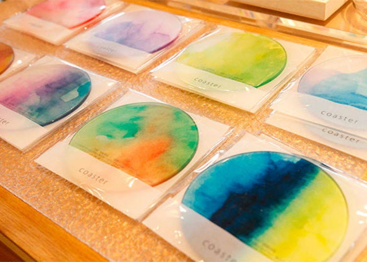 The “Awairo series.” No two items are alike as the resin is infused with watercolor, flowing and mixing freely into these fascinating patterns. These are the coasters of the series (1 for 864 yen).