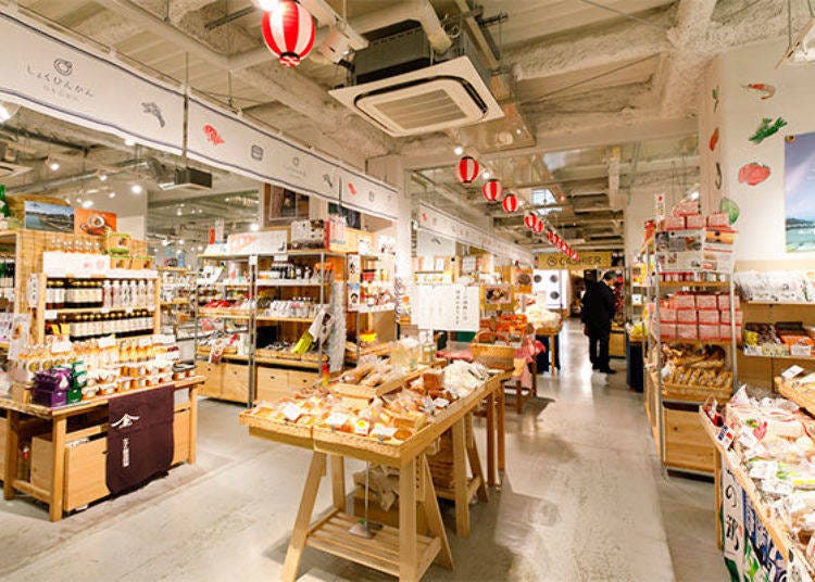 Japan Department Stores Shokuhinkan offers specialties from all over Japan,s uch as sweets, snacks, dried goods, seasonings, drinks, and more. The entire lineup is about 4,000 different products!