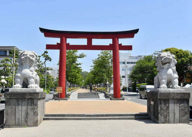 From Kamakura Station, head to the broad street called Wakamiya Oji until you arrive at the “Ninotorii” shrine gate. Beyond that, you can see “Dankazura,” the stone path shrine approach.