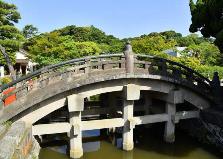 While the elegant arched bridges cannot be passed right now, they frame the Genpei Pond beautifully both left and right. It is said that the bridges were painted red in the Edo period and used for the crossing of the Shogun’s palanquin.