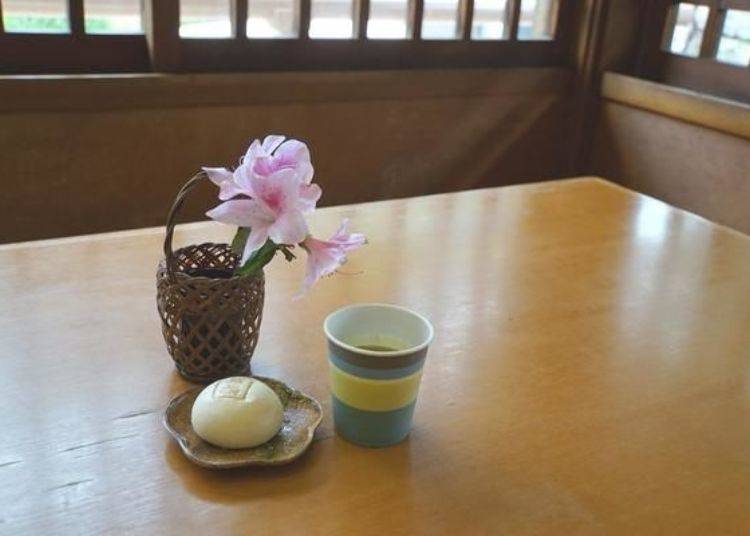 Oyatsu is famous for its “Omiki Manju” (100 yen), they can be eaten on the spot or taken home as a souvenir. The tea is free.