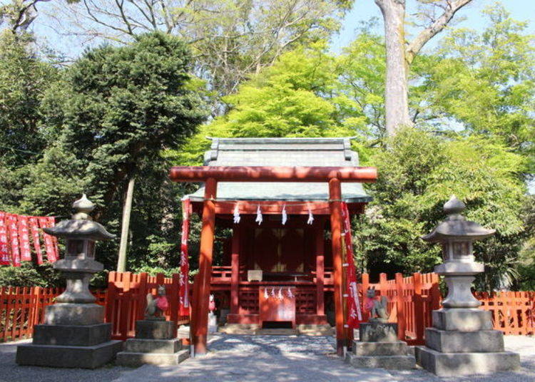 Maruyama Inari Shrine, on top of the small hill.